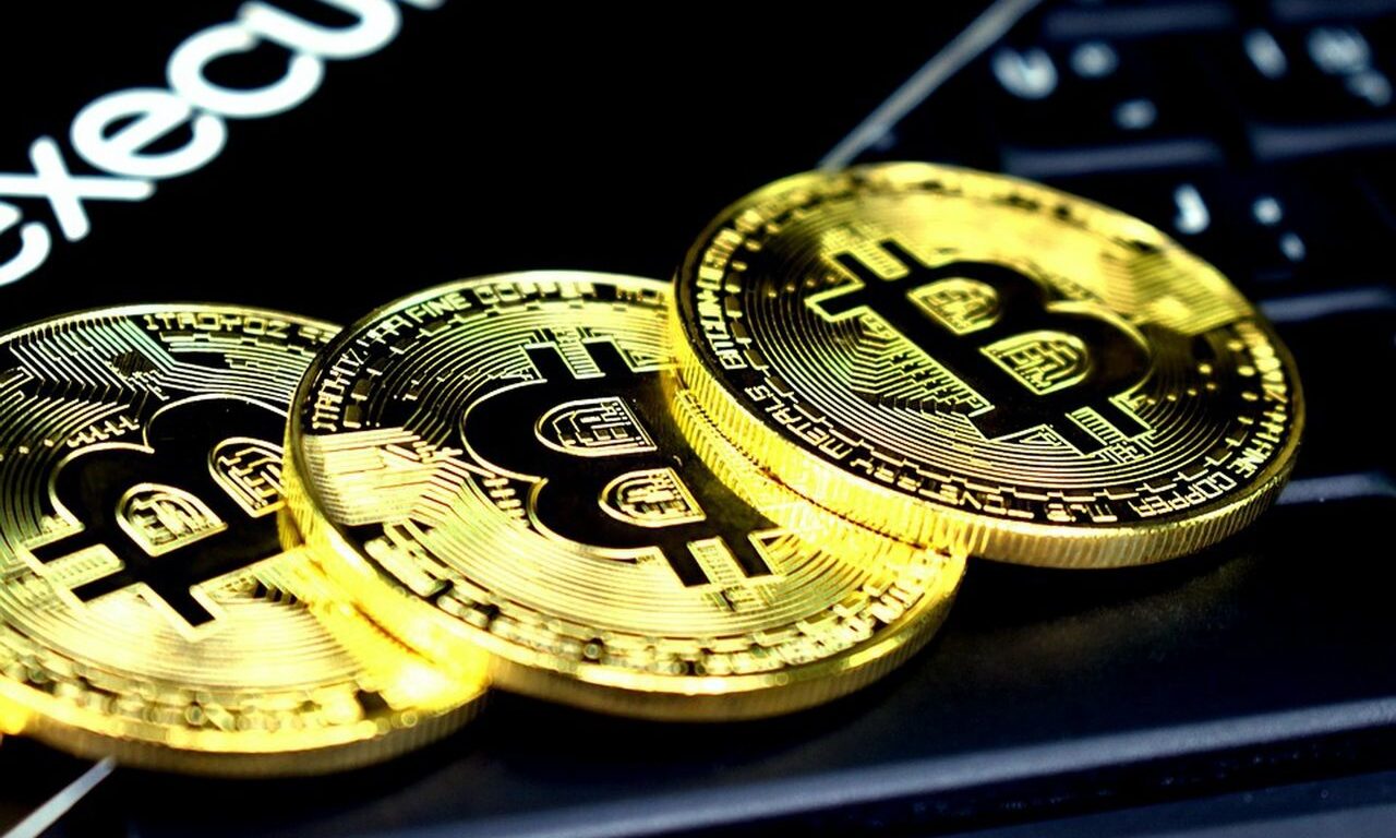 Investment Strategies Based on Expert Predictions